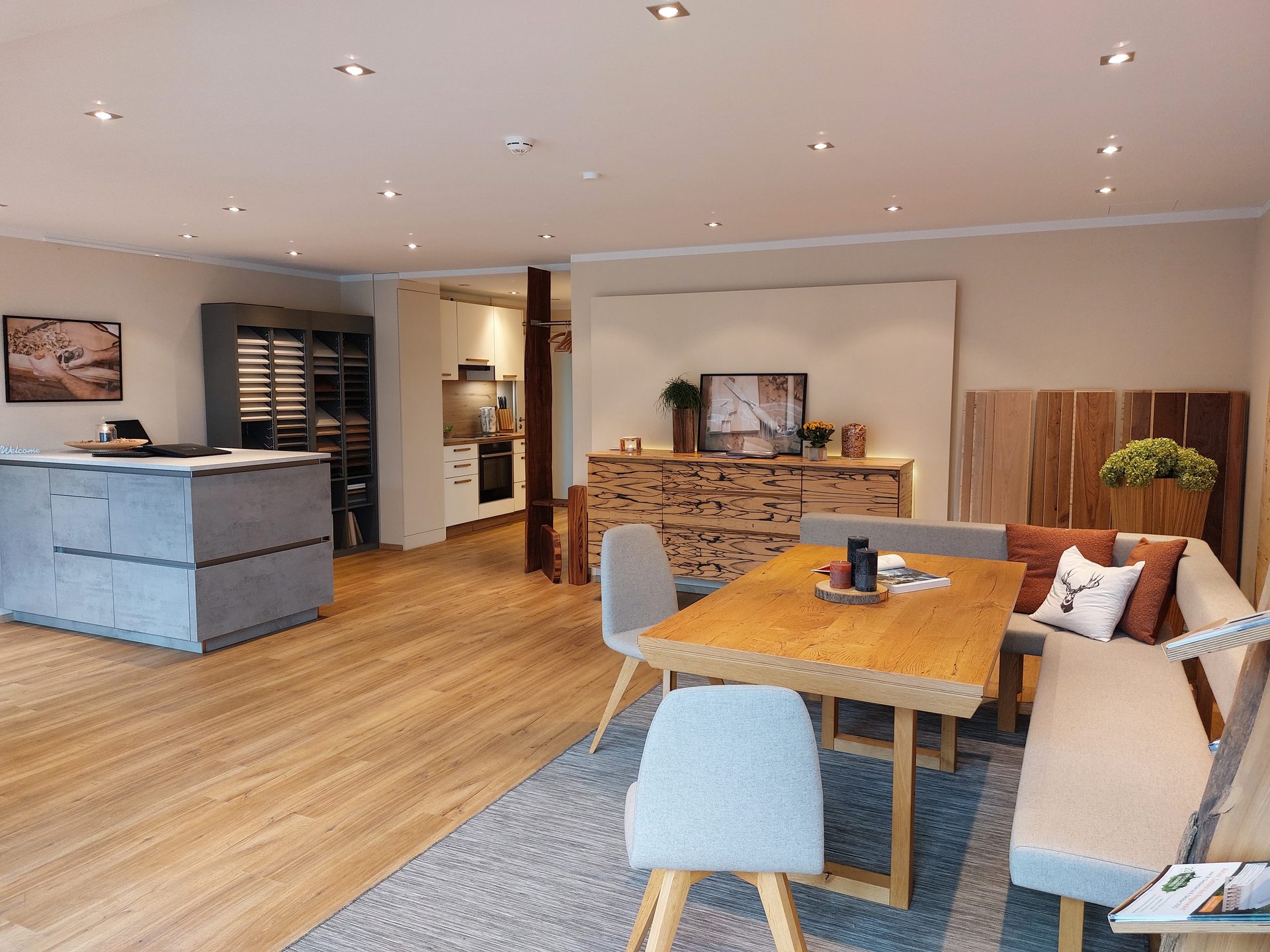 Ausstellung von Holzdesign Grünwald in Dinkelscherben — Küche, Esszimmer und Möbel