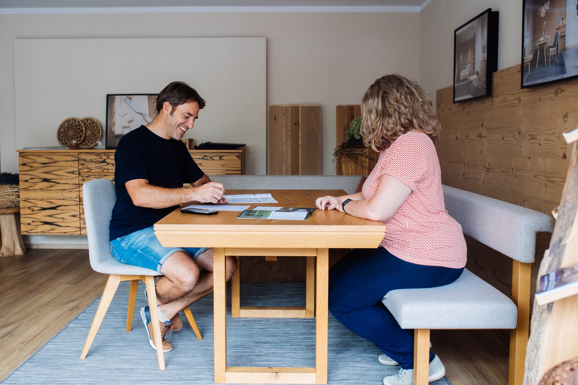 Bernd und Susanne Grünwald bei der persönlichen Beratung am Tisch