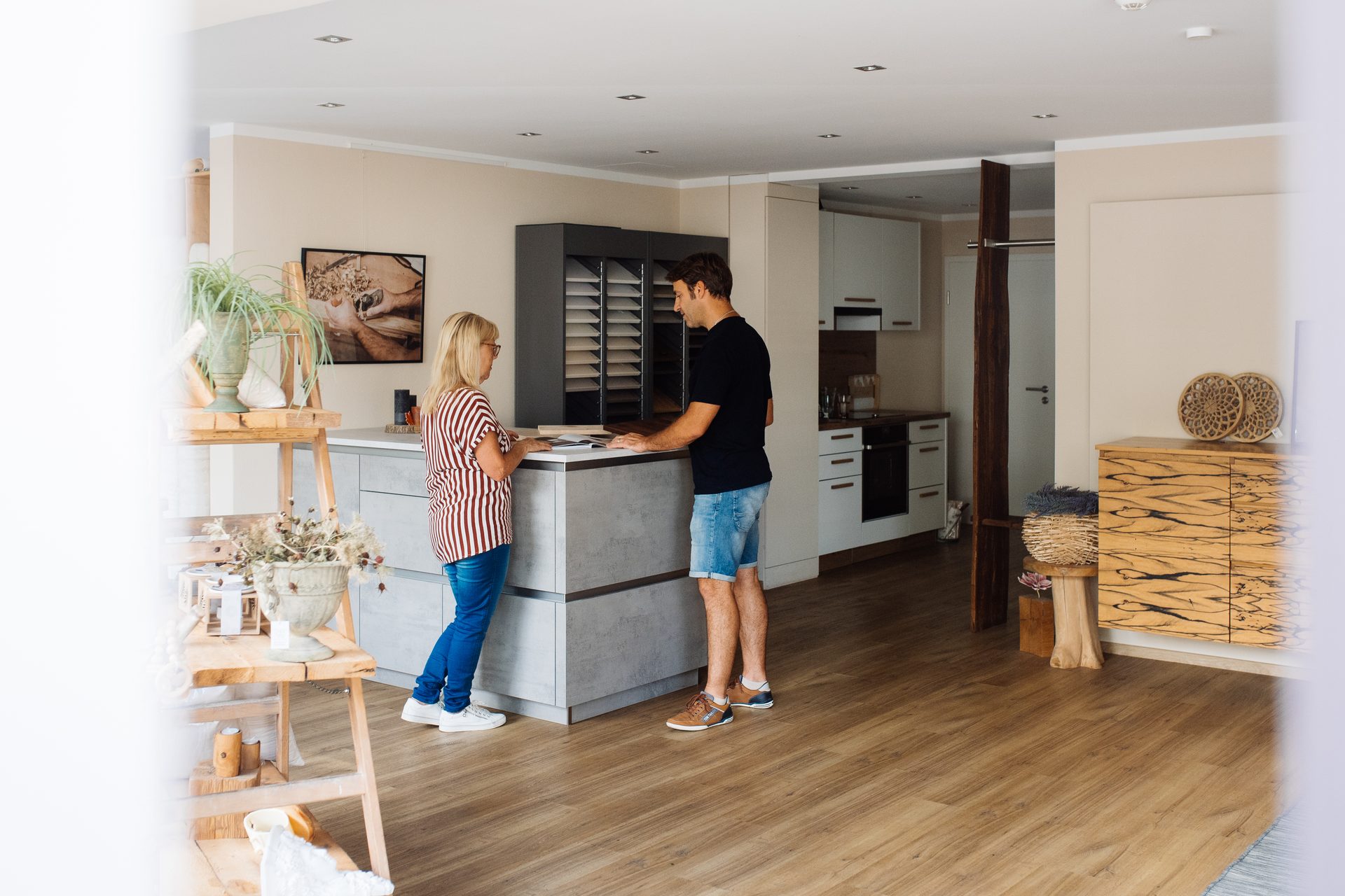 Persönliche Beratung in der Ausstellung — Schreinerei Holzdesign Grünwald Dinkelscherben