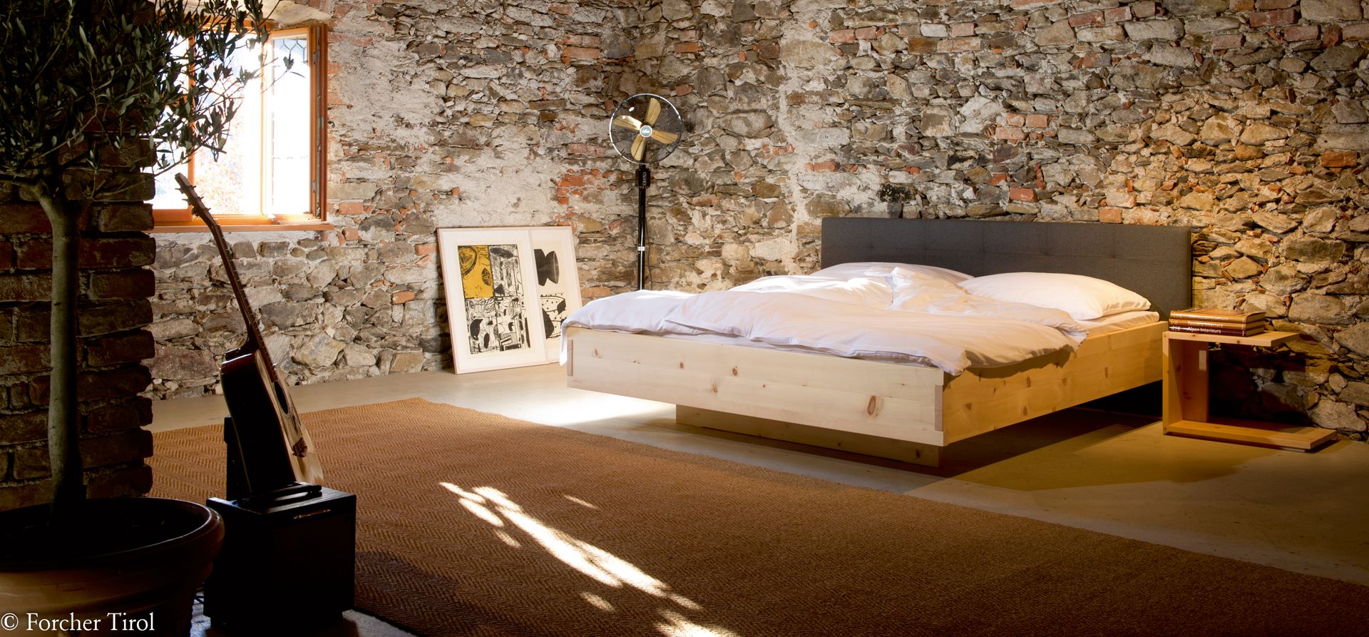 Schlafzimmer mit Zirbenbett — Schreinerei Holzdesign Grünwald