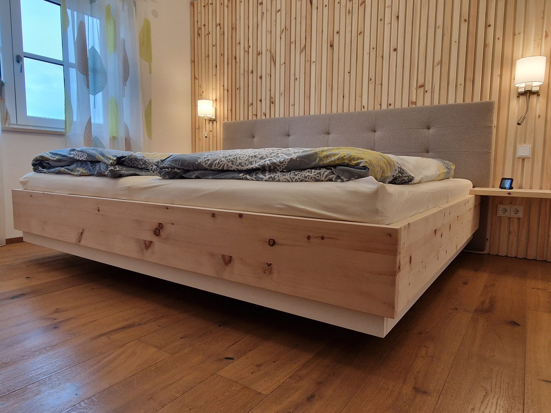 Zirbenbett mit Rückwand — eigene Referenz Holzdesign Grünwald