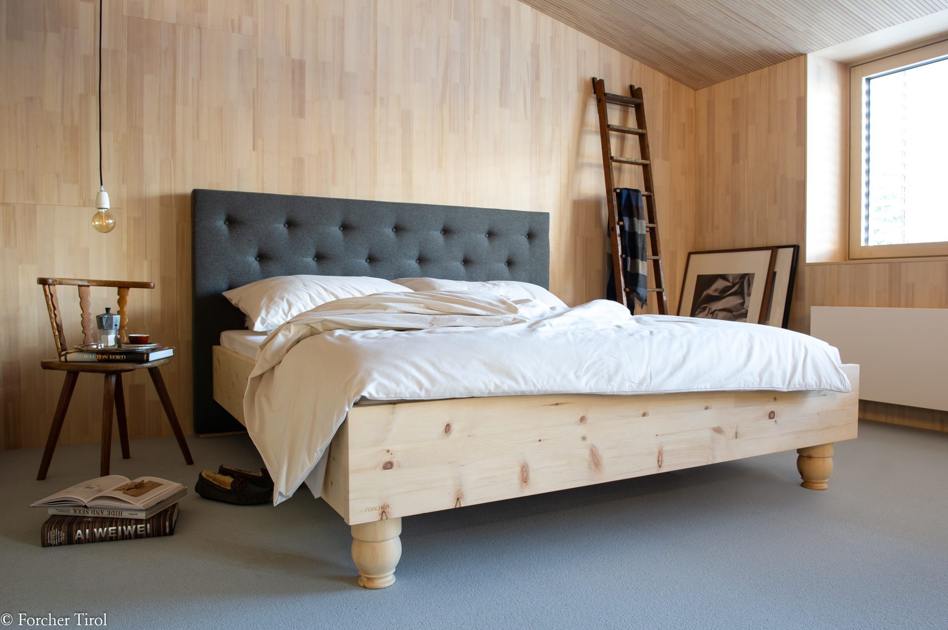 Modernes Zirbenbett — nach Maß geplant und gefertigt vom Schreiner