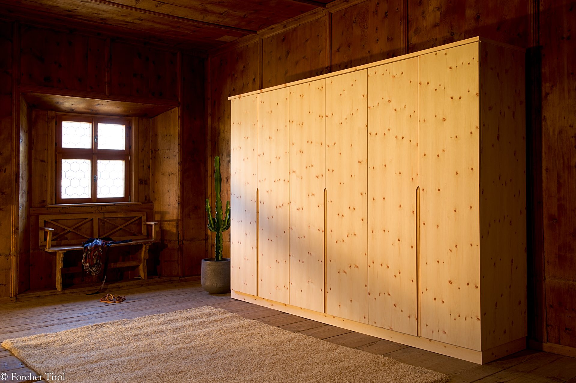 Zirbenschrank — individueller Kleiderschrank von Holzdesign Grünwald